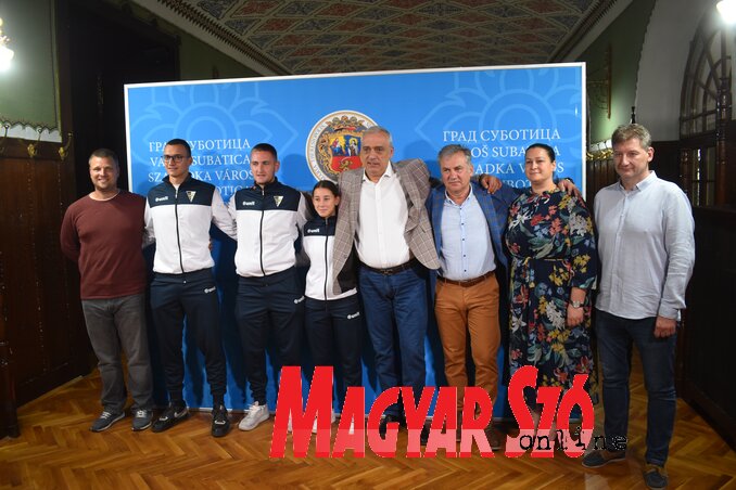 Stevan Bakić a Spartacus Teniszklub küldöttségével (Fotó: Patyi Szilárd)