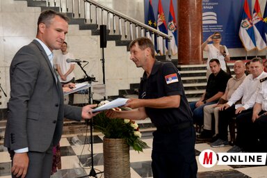 Kaszás Csaba átveszi a segédtitkártól a támogatói szerződést (Dávid Csilla felvétele)