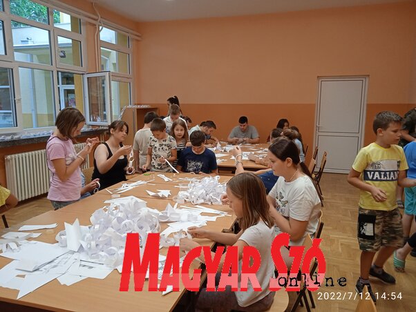 A kézműves foglalkozások és a játék naponta része a programnak (Garbac Sarolta felvétele) A kézműves foglalkozások és a játék naponta része a programnak (Garbac Sarolta felvétele)