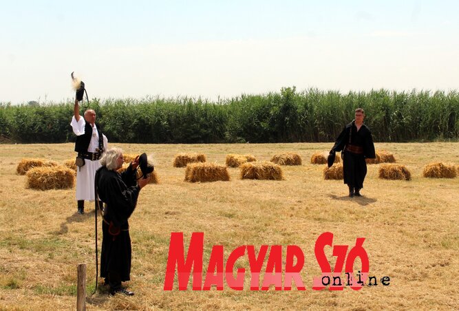 Betyárok a Ludasi-tó partján (Fotó: Benedek Miklós archív) Betyárok a Ludasi-tó partján (Fotó: Benedek Miklós archív)