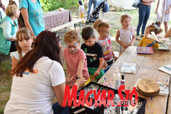 Arcfestés, csillámtetkó (Fotó: Molnár Edvárd)