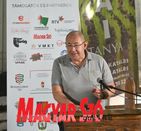 Pásztor István szerint a tekintetek is tükrözik a közösség hangulatát (Fotó: Ótos András) Pásztor István szerint a tekintetek is tükrözik a közösség hangulatát (Fotó: Ótos András)