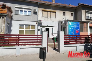 Az előírásoknak megfelelően történt a felújítás, a mozgássérültek számára is kialakították a feljárót
