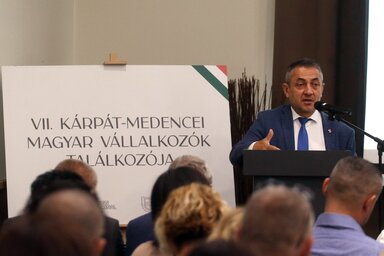 Mez�k�vesd, 2022. j�lius 15.
Pot�pi �rp�d J�nos, a Minisztereln�ks�g nemzetpolitik��rt felel�s �llamtitk�ra k�sz�nt�t mond a VII. K�rp�t-medencei Magyar V�llalkoz�k Tal�lkoz�j�n Mez�k�vesden 2022. j�lius 15-�n. A rendezv�nyre 200 k�lhoni magyar v�llalkoz