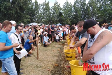 A tavalyi, jubileumi parasztolimpiára a korábbi megmérettetések győzteseit hívták meg a szervezők, akik először megírták az okosparaszt elnevezésű tesztet, majd a kitartásukat és ügyességüket kellett bizonyítaniuk a mezőgazdasághoz köthető, tréfás verseny