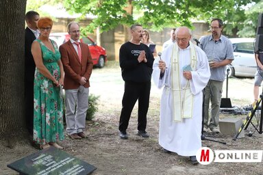 Ft. Brasnyó Ferenc esperesplébános felszenteli az emléktáblát (Lakatos János felvétele)