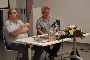 Dr. Mészáros Zoltán és Tóth Lívia a könyvbemutatón (Fotó: Patyi Szilárd)