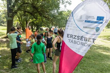 Résztvevők a közösségépítő programok egyik helyszínen a Zánkai Erzsébet-táborban (Fotó: MTI)