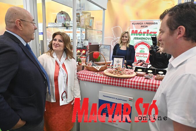 A Prosperitati Alapítvány ismét biztosított lehetőséget a bemutatkozásra a vajdasági kistermelőknek: az ürményházi Móricz vágóhíd „svarglija”, parasztkolbásza és debreceni kolbásza az idén is kiérdemelte a vásár aranyérmeit (Fotó: Ótos András) A Prosperitati Alapítvány ismét biztosított lehetőséget a bemutatkozásra a vajdasági kistermelőknek: az ürményházi Móricz vágóhíd „svarglija”, parasztkolbásza és debreceni kolbásza az idén is kiérdemelte a vásár aranyérmeit (Fotó: Ótos András)