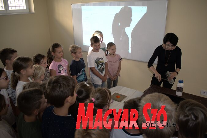 Egy figyelemfelkeltő kémiai kísérlet előkészületei Egy figyelemfelkeltő kémiai kísérlet előkészületei