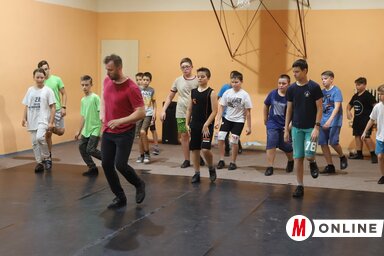 A gyerekeket megizzasztja a komoly munka (Lakatos János felvétele)