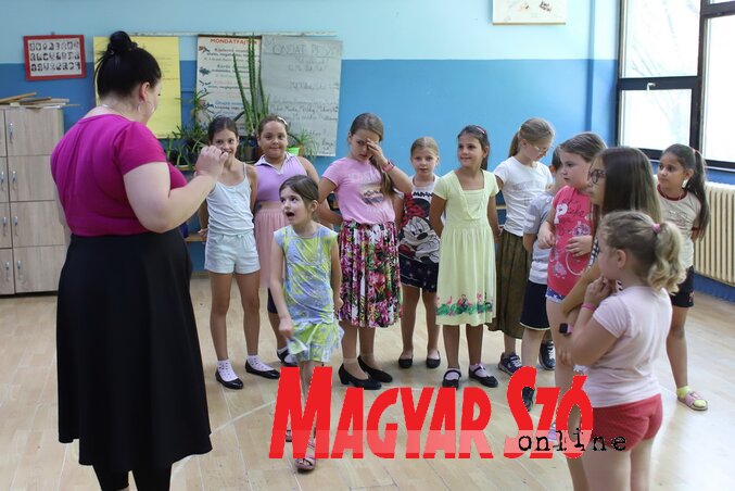 A legkisebbek moldvai táncokat tanulnak (Lakatos János felvétele)