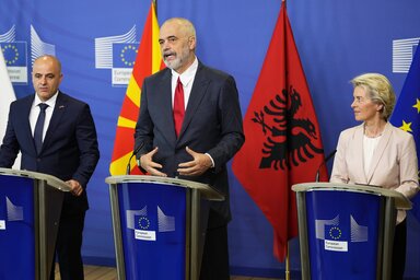 Dimitar Kovacsevszki, Edi Rama és Ursula von der Leyen a közös sajtótájékoztatón (Fotó: AP via Beta)