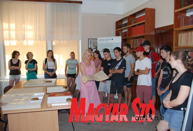 A diákok többek között látogatást tettek a zentai levéltárban is (Fotó: Horváth Attila)