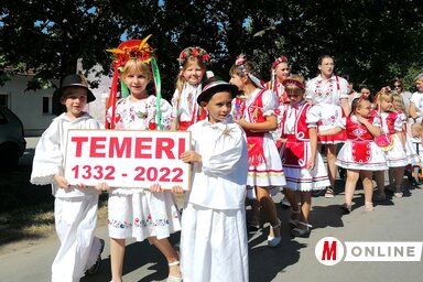 A rendezvény leglátványosabb része az ünnepi körmenet, fölvonult a település apraja-nagyja (Fotó: Ádám Jennifer felvétele)