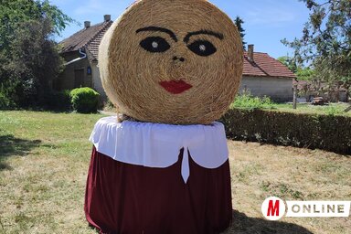 Szalma Anna köszönti a Kishegyesre érkezőket (Lakatos János felvétele)