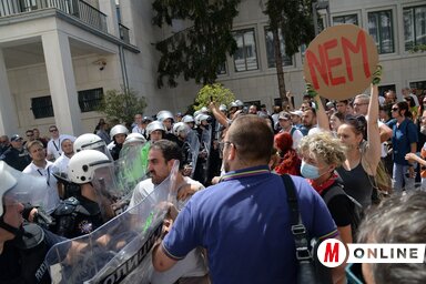 A képviselőház előtt összegyűltek az Újvidék Víziváros néven ismert, a hajógyár környékére vonatkozó „átépítést”, azaz luxus lakónegyed kiépítéséről szóló tervet ellenzik. (Fotó: Dávid Csilla felvételei)