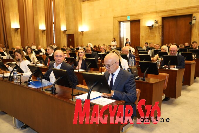 Miloš Vučević polgármester a csütörtöki ülés előtt buzdító beszédet intézett a tanácsnokokhoz (Fotó: Dávid Csilla felvételei)
