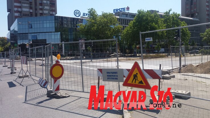 Csütörtök délelőtt még le volt zárva a Felszabadulás sugárút, pénteken már a kerítéseket áthelyezték a Jaša Tomić sugárútra (Fotó: Szeli Balázs felvétele)