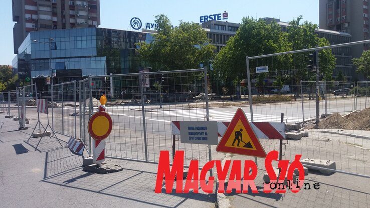 Csütörtök délelőtt még le volt zárva a Felszabadulás sugárút, pénteken már a kerítéseket áthelyezték a Jaša Tomić sugárútra (Fotó: Szeli Balázs felvétele) Csütörtök délelőtt még le volt zárva a Felszabadulás sugárút, pénteken már a kerítéseket áthelyezték a Jaša Tomić sugárútra (Fotó: Szeli Balázs felvétele)