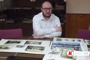 Tanók Tamás, a Roham elnöke a fényképkiállításra készülő képekkel (Fotó: Vidács Hajnalka felvétele)