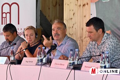 Nagy István agrárminiszter beszél, Tánczos Barna jobbról az első (Fotó: Ótos András)