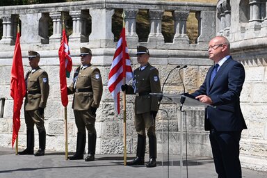 Budapest, 2022. j�lius 22.
Gion G�bor, a Honv�delmi Miniszt�rium strat�giai elemz�s�rt �s hum�npolitik��rt felel�s �llamtitk�ra besz�l a n�ndorfeh�rv�ri diadal eml�knapja alkalm�b�l tartott megeml�kez�sen Hunyadi J�nos szobr�n�l Budapest I. ker�let�ben 2