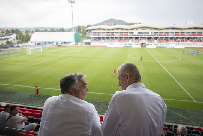 Orbán Viktor kormányfő (balról) részt vett a csíkszeredai stadion klubház- és lelátóavató ünnepségén is  (Fotó: Miniszterelnöki Sajtóiroda)