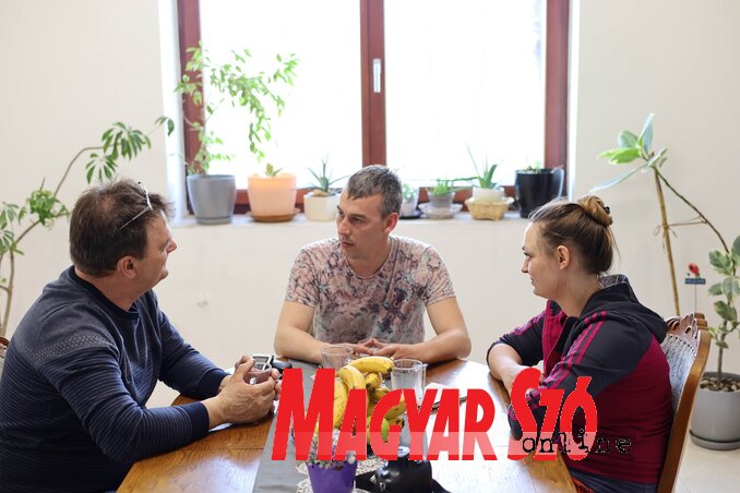 Az újságíró (balról) kérdez, a házigazda (középen) válaszol Az újságíró (balról) kérdez, a házigazda (középen) válaszol