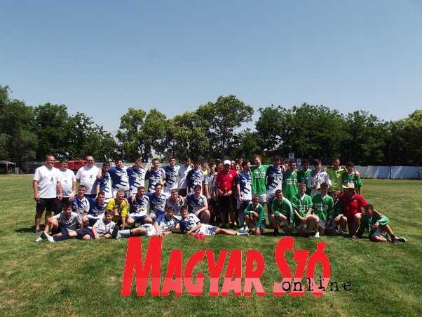 A három U17-es csapat tagjai a díjátadó után (Fotó: Vidács Hajnalka felvétele) A három U17-es csapat tagjai a díjátadó után (Fotó: Vidács Hajnalka felvétele)