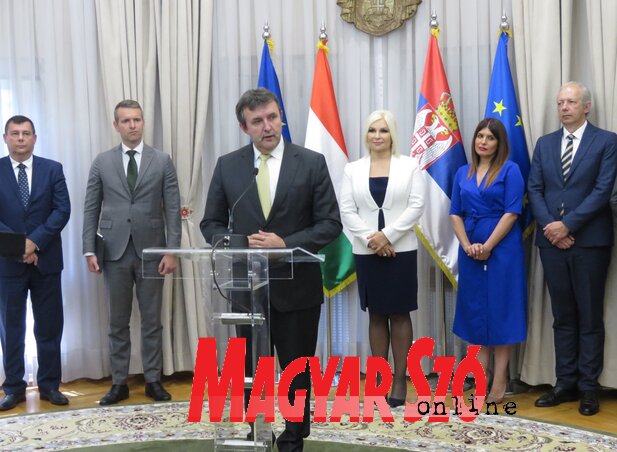Magyarország két évvel ezelőtt elfogadta a hidrogénstratégiát, és ennek megvalósítása folyik éppen – számolt be Palkovics László a közös sajtótájékoztatón (Miklós Hajnalka felvétele)