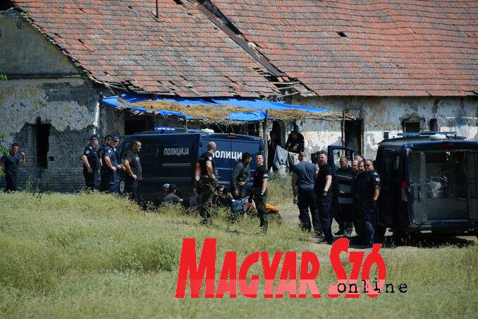 A gazdasági épület előtt a rendőrök körbe vették a migránsokat (Fotó: Molnár Edvárd felvétele) A gazdasági épület előtt a rendőrök körbe vették a migránsokat (Fotó: Molnár Edvárd felvétele)