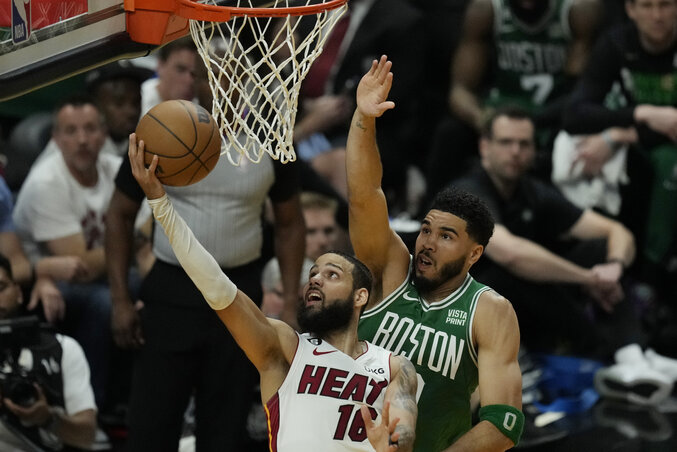 Jayson Tatum védekezik Caleb Martinon (Fotó: Beta/AP)