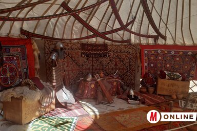 Korabeli fegyvereket, használati tárgyakat, a háztartás eszközeit lehetett megtekinteni a jurtákban (Kazinczy Paszterkó Diana felvétele)