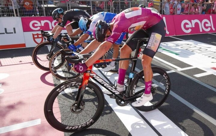 Ennyin múlott, hogy Dainese (túloldalt) megverte Milant (közel) és Matthewst (Fotó: Wielerflits) Ennyin múlott, hogy Dainese (túloldalt) megverte Milant (közel) és Matthewst (Fotó: Wielerflits)