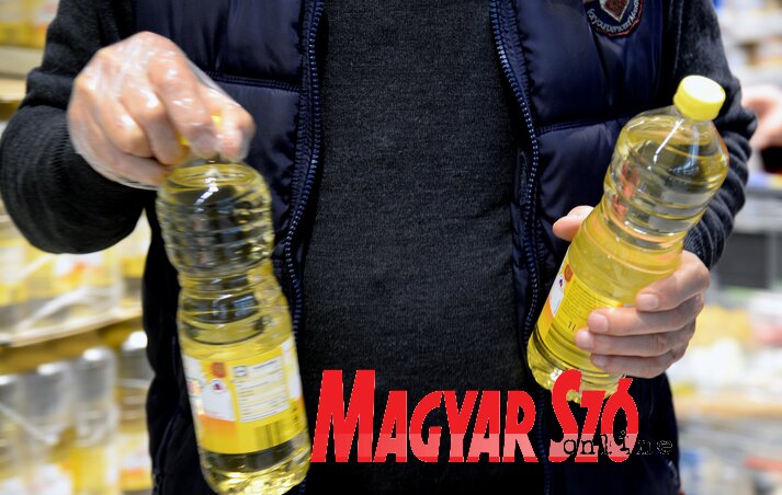 Étolajban kifejezve tíz év alatt 22 literrel vagyunk „gazdagabbak”: ma a szerbiai polgárok egy átlagfizetésből 343 liter étolajat vásárolhatnak, 2012-ben pedig 321 litert vehettek (Fotó: Dávid Csilla)