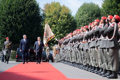 B�cs, 2022. j�lius 28.
A Minisztereln�ki Sajt�iroda �ltal k�zreadott k�pen Karl Nehammer osztr�k kancell�r (b) katonai tiszteletad�s mellett fogadja hivatal�ban Orb�n Viktor minisztereln�k�t B�csben 2022. j�lius 28-�n.
MTI/Minisztereln�ki Sajt�iroda/Ben