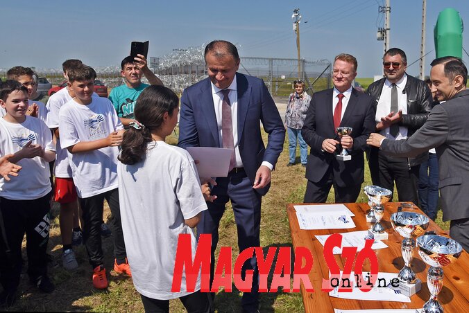 Branko Ćurčić gratulál a futóverseny helyezettjének (Fotó: Gergely Árpád) Branko Ćurčić gratulál a futóverseny helyezettjének (Fotó: Gergely Árpád)