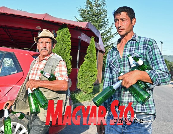 A lokálpatrióták a borkút közelében egy másfajta frissítőt igyekeztek beszerezni (Fotó: Ótos András) A lokálpatrióták a borkút közelében egy másfajta frissítőt igyekeztek beszerezni (Fotó: Ótos András)
