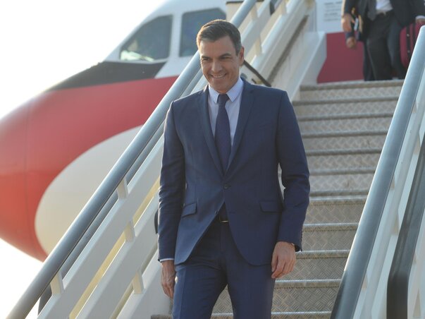 Belgrádba indulása előtt Pedro Sánchez egy madridi sajtótájékoztatón nyakkendő nélkül jelent meg, és minisztereinek, hivatalnokoknak – energiatakarékoskodásra hivatkozva – javasolta, kövessék példáját. Érkezésekor azonban már nyakkendőt viselt (AP/Beta)