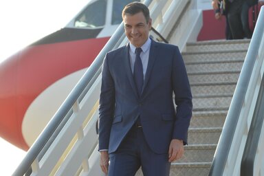 Belgrádba indulása előtt Pedro Sánchez egy madridi sajtótájékoztatón nyakkendő nélkül jelent meg, és minisztereinek, hivatalnokoknak – energiatakarékoskodásra hivatkozva – javasolta, kövessék példáját. Érkezésekor azonban már nyakkendőt viselt (AP/Beta)