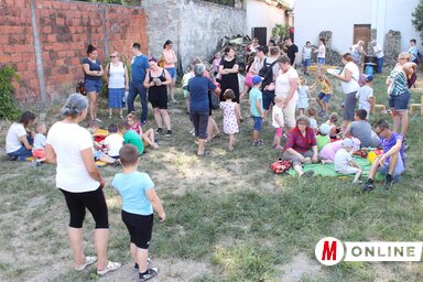 Igazi sokadalom a női fórum székházának kertjében (Lakatos János felvétele)