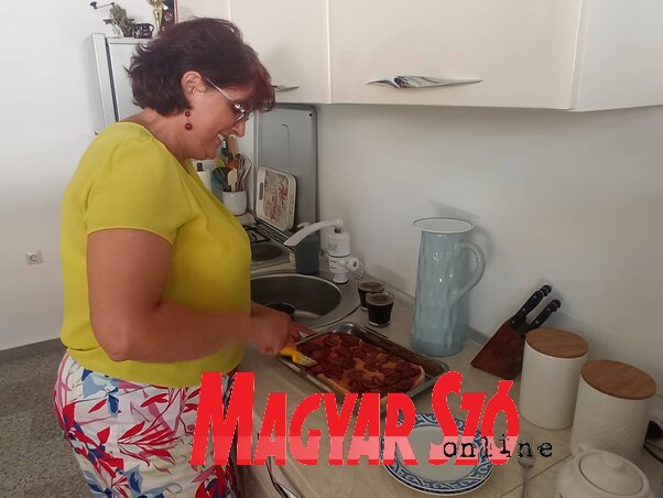 Dóránál az újságírók sem maradnak éhen (Kancsár Izabella felvétele) Dóránál az újságírók sem maradnak éhen (Kancsár Izabella felvétele)