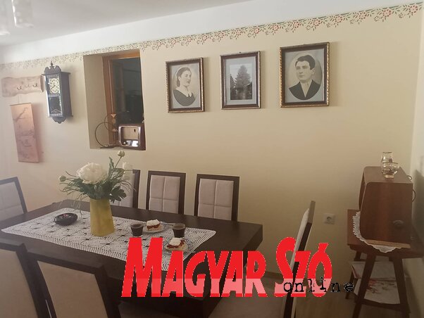 Az ebédlő falán fotók a nagyszülőkről, illetve a fenyőfáról, amelyből többek között a kapu is készült (Kancsár Izabella felvétele) Az ebédlő falán fotók a nagyszülőkről, illetve a fenyőfáról, amelyből többek között a kapu is készült (Kancsár Izabella felvétele)