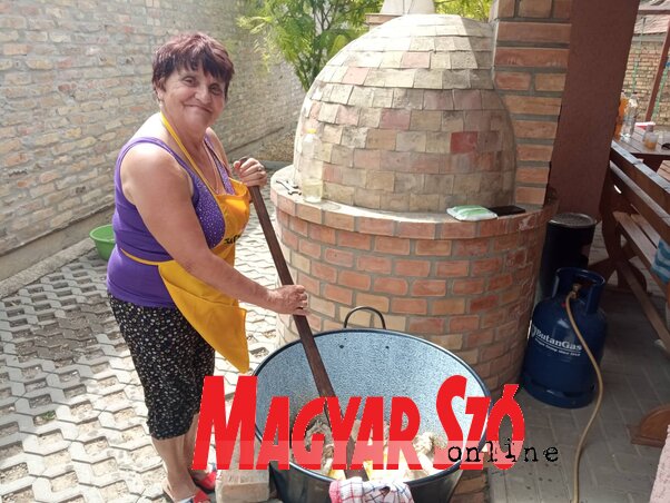 Két bográcsban főtt a finom csirkepaprikás (Kancsár Izabella felvétele) Két bográcsban főtt a finom csirkepaprikás (Kancsár Izabella felvétele)