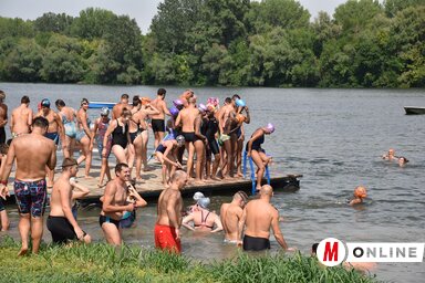 Az adai strandról rajtoltak az úszás szerelmesei (Fotó: A szerző felvétele)