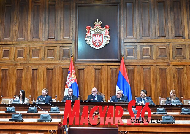 Vladeta Janković a négy legerősebb lista legfiatalabb képviselőivel (Ótos András felvétele) Vladeta Janković a négy legerősebb lista legfiatalabb képviselőivel (Ótos András felvétele)