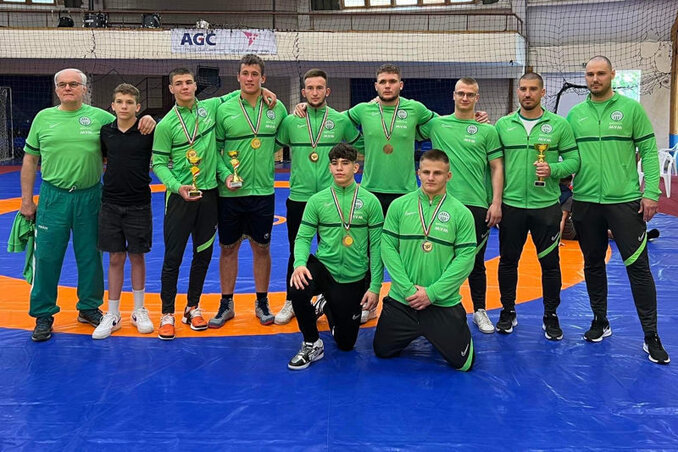 Az FTC bajnokcsapata, balról harmadik Vámos Antal (Fotó: MBSZ) Az FTC bajnokcsapata, balról harmadik Vámos Antal (Fotó: MBSZ)