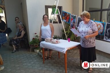 Csőke Márk főszerkesztő dedikálja a Szó-Beszéd új kötetét (Lakatos János felvétele)