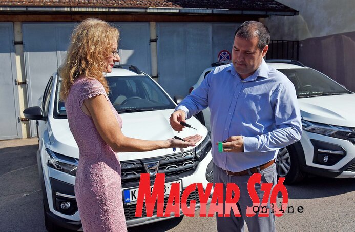 Az autókat az orvosok és a nővérek a terepi munkához használják majd Az autókat az orvosok és a nővérek a terepi munkához használják majd